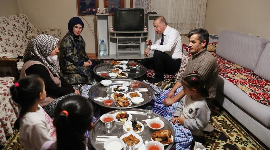 Cumhurbaşkanı Recep Tayyip Erdoğan bir ailenin evinde iftar yaptı