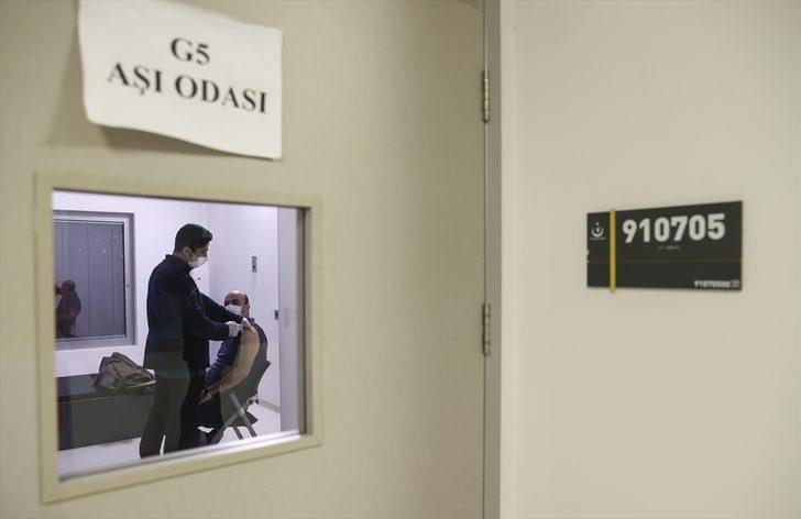 Ankara Şehir Hastanesi'nde Kovid-19 aşılaması iftardan sonra da devam ediyor G3
