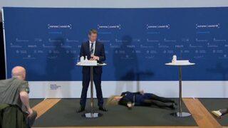 AstraZeneca aşısının kullanımının durdurulduğunu açıklarken bayıldı