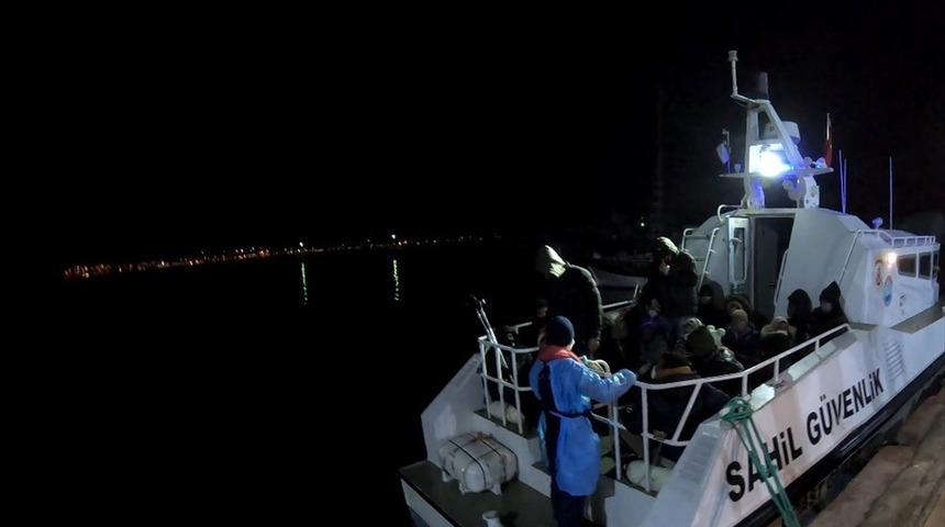 Balıkesir açıklarında Türk kara sularına geri itilen 34 sığınmacı kurtarıldı