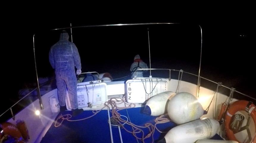 Bodrum'da denizde sürüklenen lastik bottaki düzensiz göçmen kurtarıldı