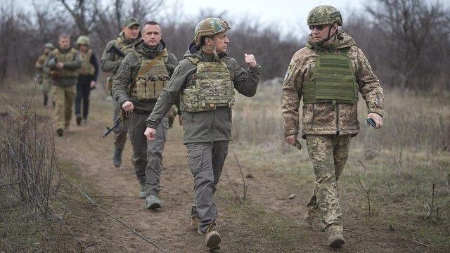 Ukrayna Cumhurbaşkanı Zelenski (önde solda) 8-9 Nisan'da Ukrayna ordusunu ziyaret etmişti
