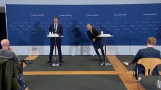 Danimarka'da İlaç Dairesi müdürü basın toplantısı sırasında bayıldı