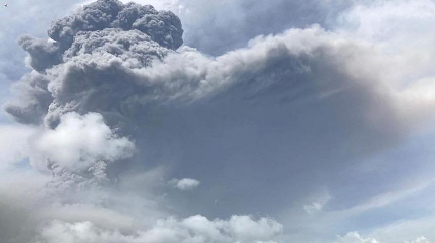 Karayipler'de volkan patladı, ada külle kaplandı!