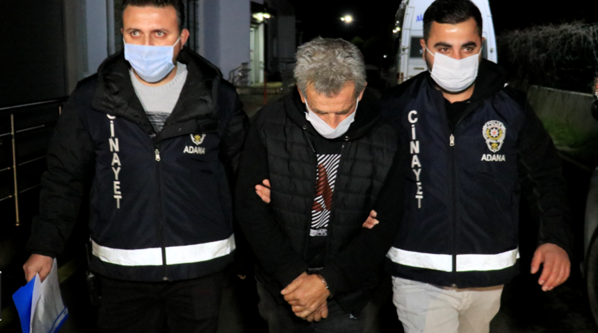 Kan dondurdu! &Ouml;ld&uuml;rd&uuml;ğ&uuml; arkadaşının g&ouml;z&uuml;n&uuml; kapatıp evi temizlemeye devam etti