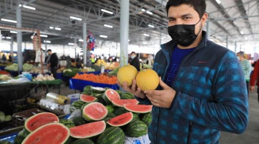 Sezonun ilk karpuzu çıktı: Fiyatı dudak uçuklattı!