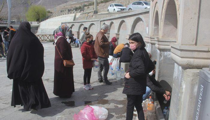 Erzincanlılar orucunu açmak için Ekşisu'ya akın ediyor