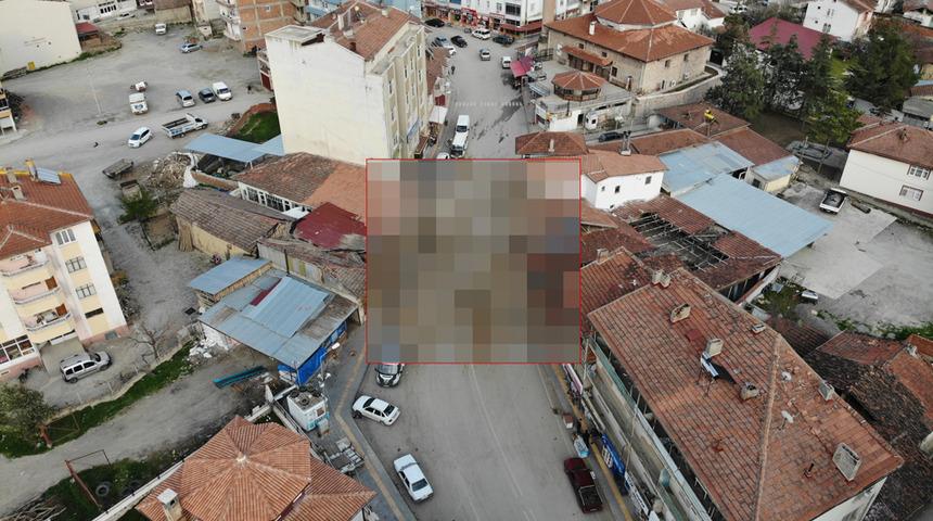 Yolun tam ortasında! Gören telefonuna sarılıyor