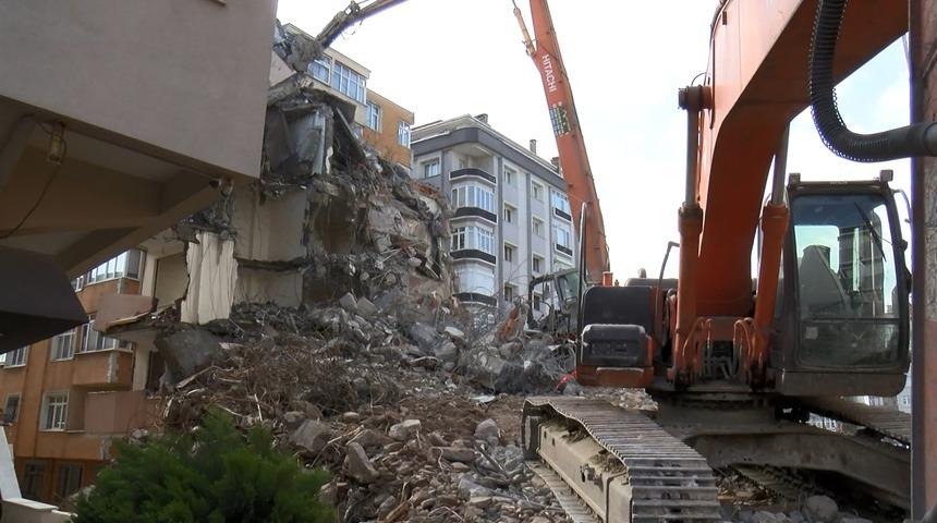 Beton blok iş makinesinin &uuml;zerine devrildi: 1 iş&ccedil;i ağır yaralandı