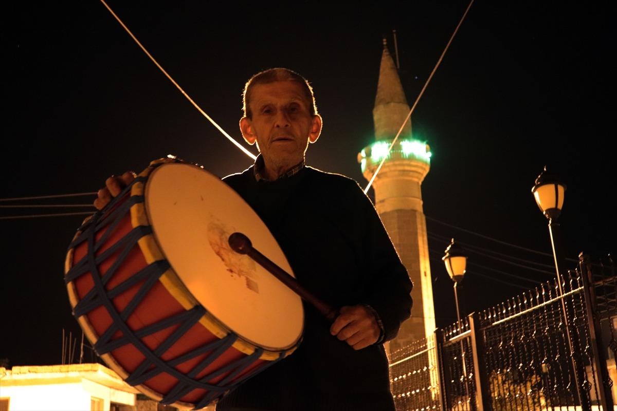 Hatay'da 75 yaşındaki davulcu 20 yıldır vatandaşları sahura kaldırıyor