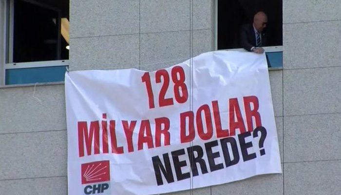 CHP'li Mahmut Tanal'ın TBMM'de astığı '128 milyar dolar nerede?' pankartı olay oldu