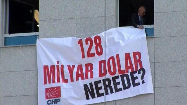 CHP'li Mahmut Tanal'ın TBMM'de astığı '128 milyar dolar nerede?' pankartı olay oldu