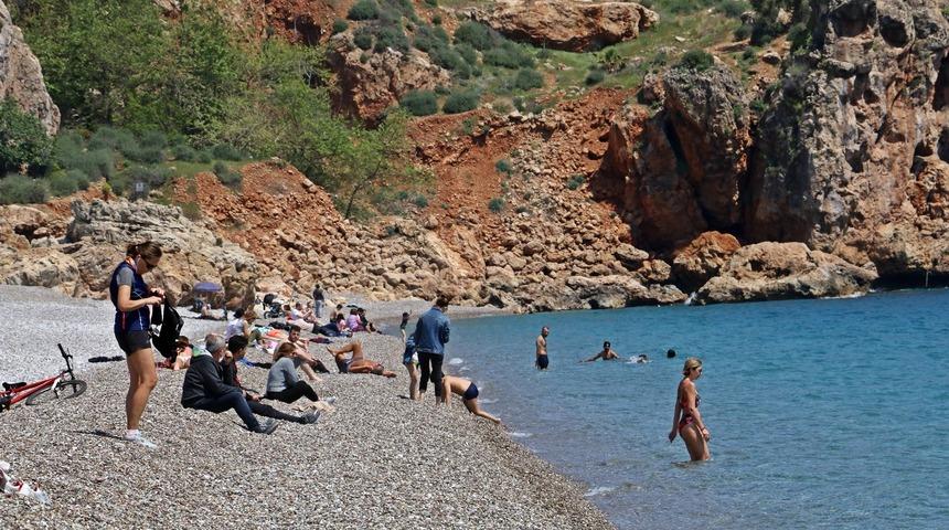 Güneş koronavirüsü unutturdu! O kentte herkes plajlara koştu