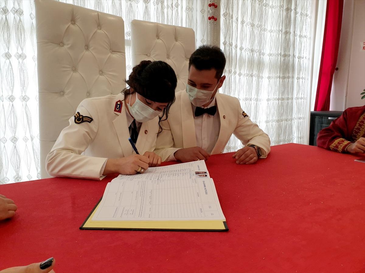 Osmaniye'de asker &ccedil;ift, nikah masasına &uuml;niformalarıyla oturdu