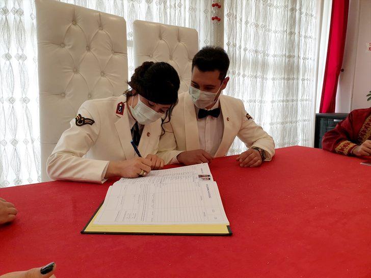 Osmaniye'de asker çift, nikah masasına üniformalarıyla oturdu G1
