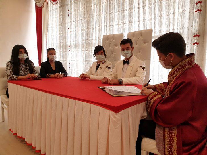 Osmaniye'de asker çift, nikah masasına üniformalarıyla oturdu G2