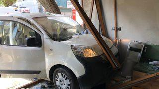 İzmir’de feci kaza! Otomobil berber dükkanına daldı