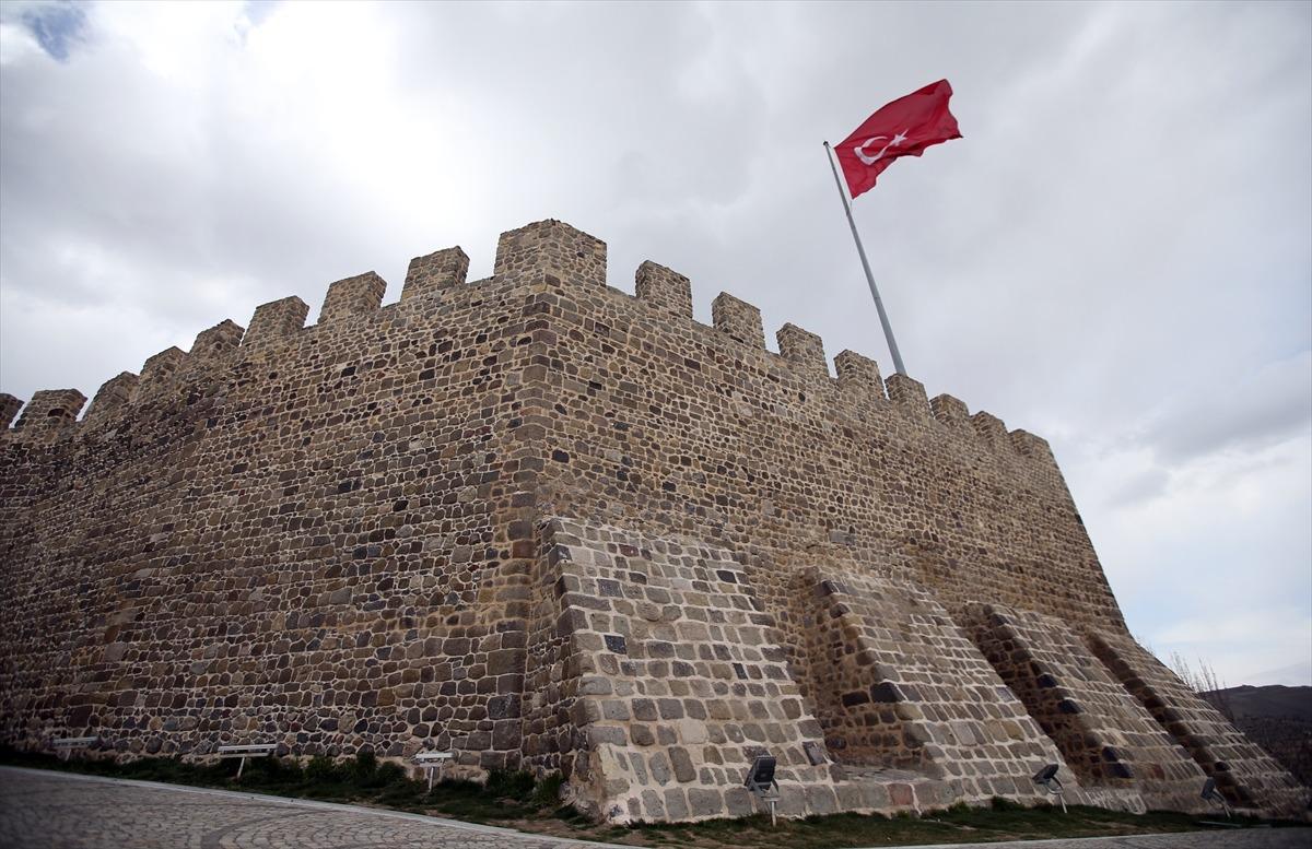 Kadim şehir Erzurum'un y&uuml;zlerce yıllık yapılarında Kovid-19 sessizliği yaşanıyor