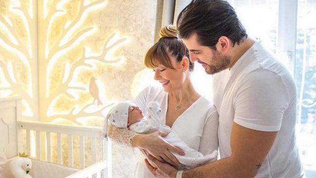 Özge Özder, kızı Luna'nın doğum fotoğrafını paylaştı