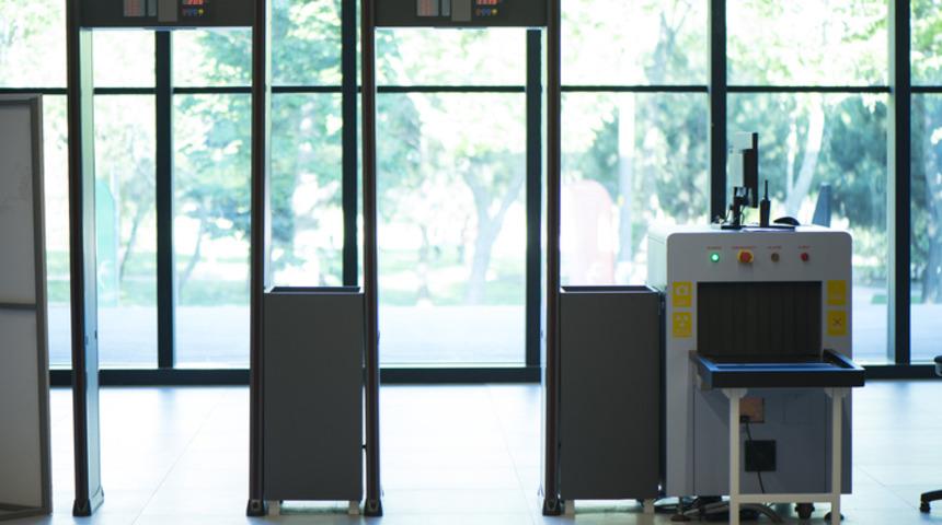 Antalya Adliyesi'nde çantasını x-ray cihazına bırakmayan avukata para cezası verildi