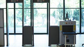 Antalya Adliyesi'nde çantasını x-ray cihazına bırakmayan avukata para cezası verildi