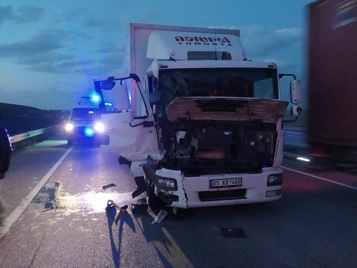 Kırıkkale'de kamyon ve kamyonet &ccedil;arpıştı: 1 &ouml;l&uuml;, 4 yaralı