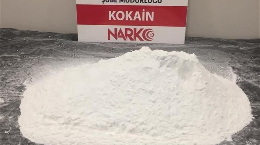 K&uuml;tahya'da &ccedil;antasında 2,5 kilogram kokain ele ge&ccedil;irilen ş&uuml;pheli g&ouml;zaltına alındı