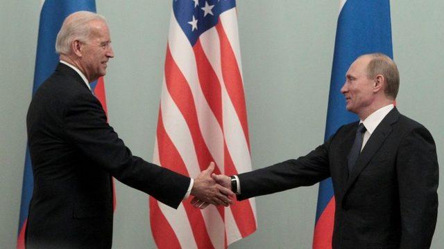 Biden ve Putin (sağda) 2011'de bir araya gelmişti.