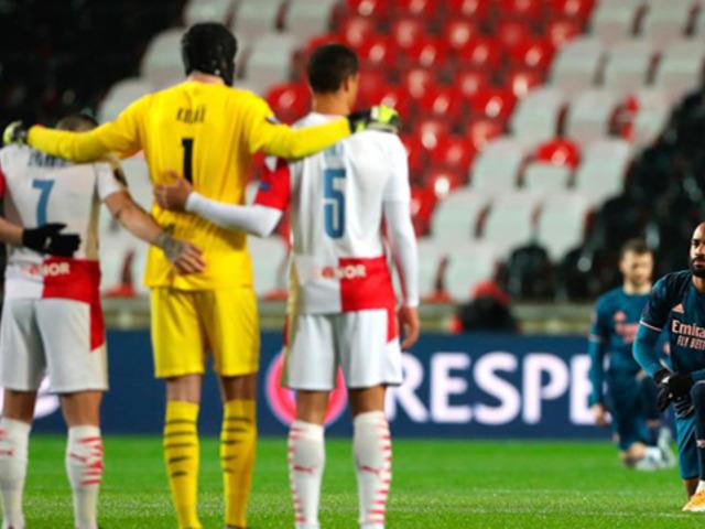 Arsenalli oyuncular, 'Irkçılığa karşı' diz çöktü