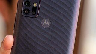 İki orta sınıf Motorola akıllı telefonu yolda