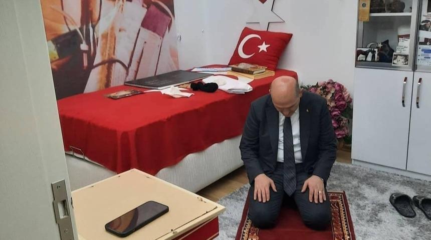 Bakan Soylu, ’Tabuta Sığmayan Şehid’in seccadesinde namaz kıldı