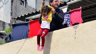 Kızını damdan atmaya kalkışan baba tutuklandı