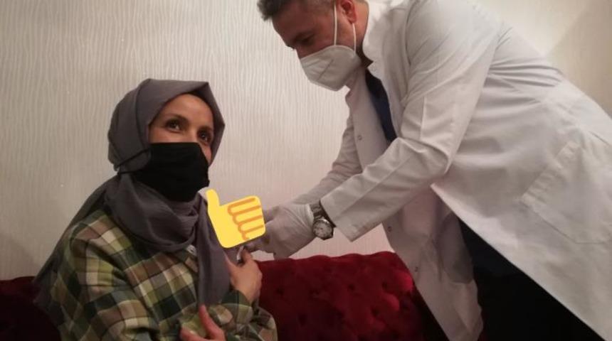 Bakan Fahrettin Koca ikna etti, anaokulu öğretmeni aşısını oldu