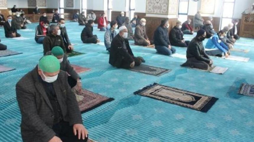 Cuma namazı kaç rekattır? Cuma namazı nasıl kılınır? Kılınışı ve okunacak dualar...