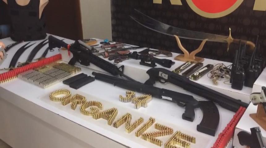 Sedat Peker operasyonunda ele geçirilenler emniyette sergileniyor