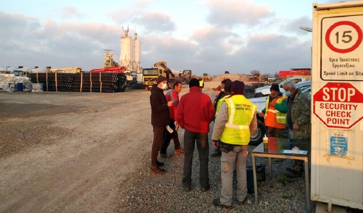 Yunanistan'ın T&uuml;rkiye sınırındaki 27 km'lik &ccedil;it projesinin şantiyesinde maaş isyanı