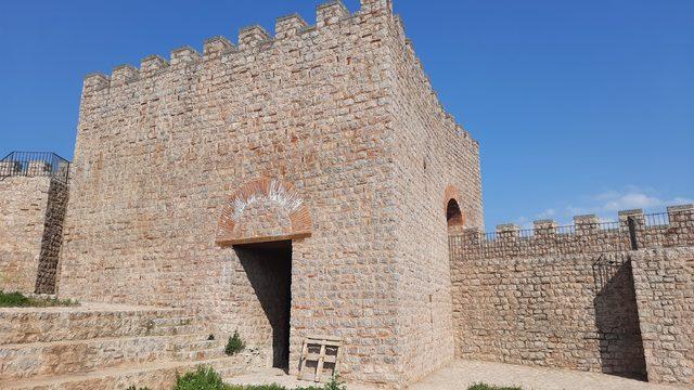 Tarihi kalede utandıran görüntü! Yapmadıkları kalmadı