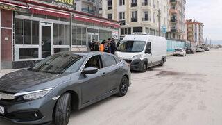 Yola kan sızdıran kamyonet ekipleri alarma geçirdi, gerçek sonradan ortaya çıktı