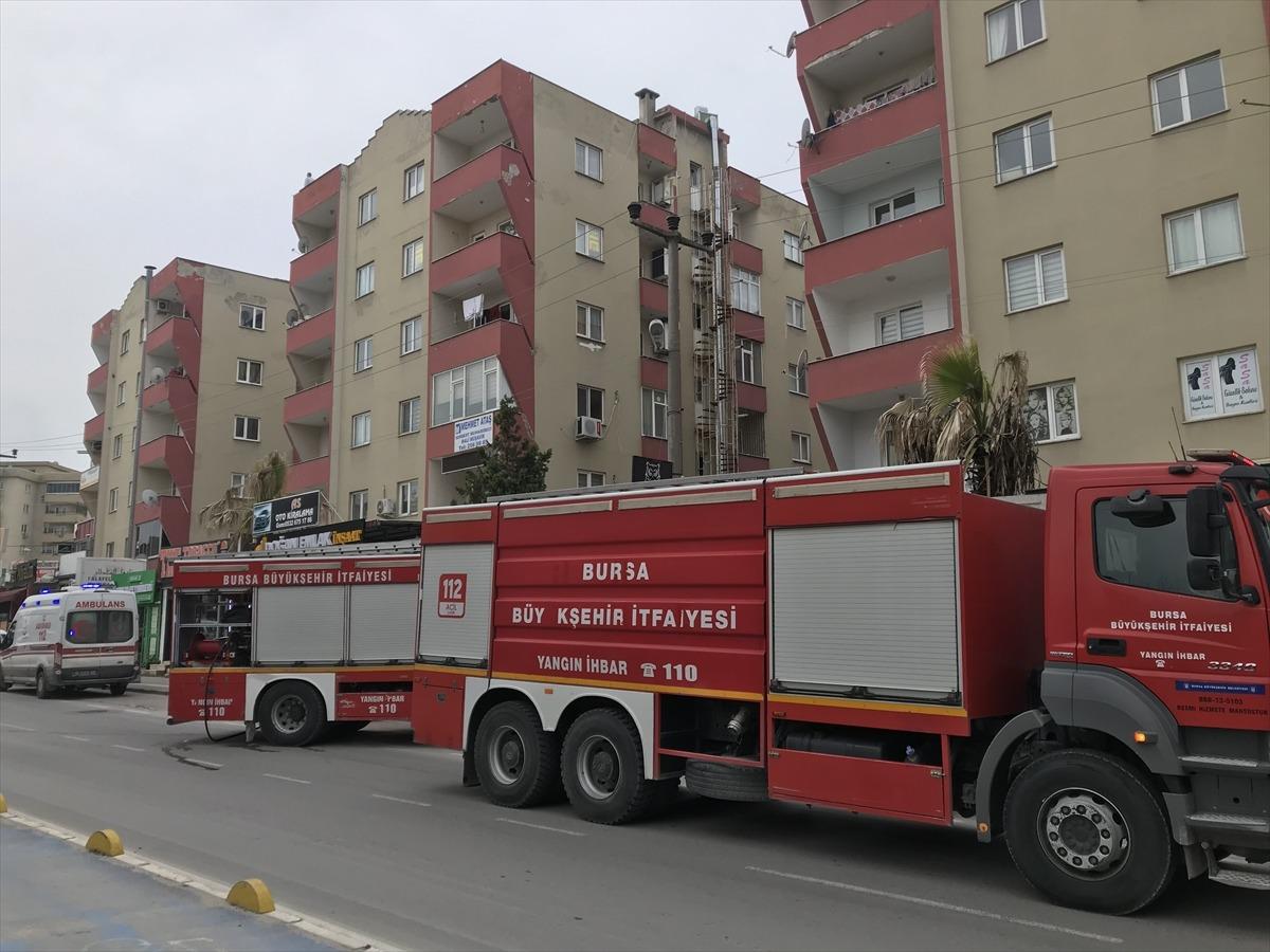 Bursa'da apartmanda &ccedil;ıkan yangında bir kişi dumandan etkilendi