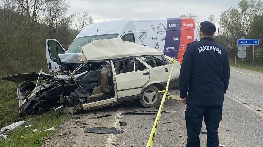 Bartın'da korkunç kaza! Otomobil ikiye bölündü: 1 ölü, 1 yaralı