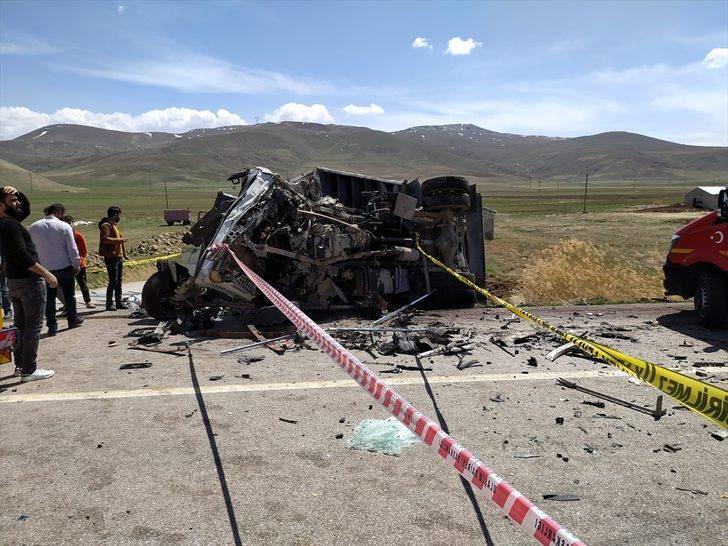 Van'da otomobille kamyonetin çarpışması sonucu 1 kişi öldü, 2 kişi yaralandı G2