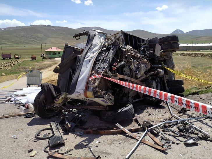 Van'da otomobille kamyonetin çarpışması sonucu 1 kişi öldü, 2 kişi yaralandı G3