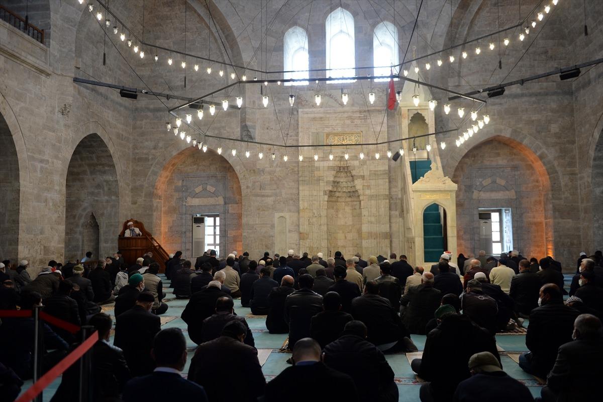 Tokat ve Kastamonu'da ramazanın ilk cuması Kovid-19 tedbirleri ile kılındı