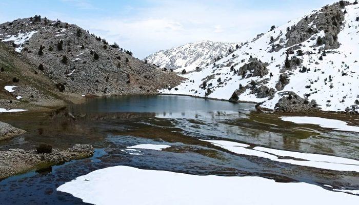 Dağların zirvesindeki Karagöl manzarasıyla görenlerini hayran bırakıyor