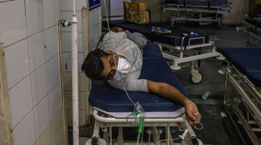 Covid: Hindistan g&uuml;nl&uuml;k vaka sayısında ilk sırada, &ccedil;aresiz hastalar karaborsada ila&ccedil; arıyor