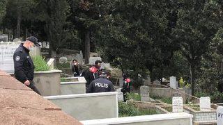 Kahreden olay! Doğum sırasında ölen bebeğinin mezarı başında ölü bulundu