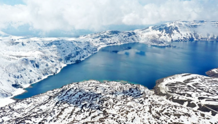 Dünyanın ikinci en büyük krater gölü Nemrut, karla kaplı görüntüsüyle büyüledi