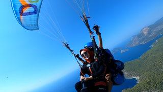 Şaşkına çeviren anlar! Yamaç paraşütünde uçan gözlüğü kucağına düştü