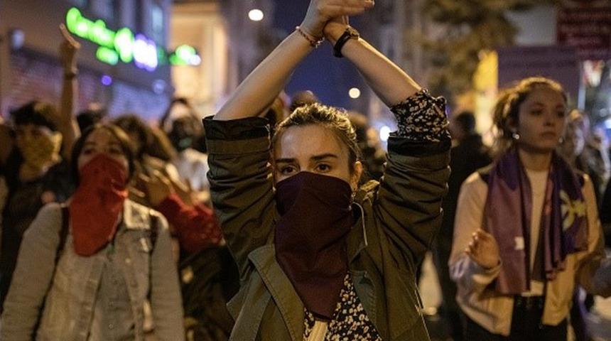 Covid &ouml;nlemleri: 10 yaş altı &ccedil;ocuğu olan kamu personeli kadınların idari izinli sayılması ne anlama geliyor?