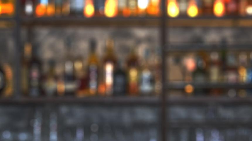 Denizli'de bir kişi, tekel bayisini bastığı oğlunun arkadaşını darbetti